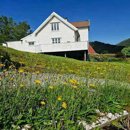 بيت للعطل Timber House From 1850 By Haukelandsvannet
